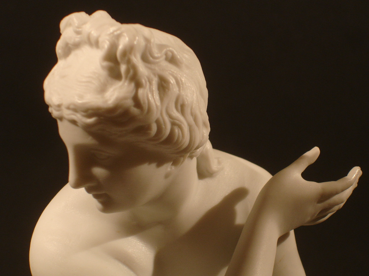 "Aphrodite." Détail. Date XIXe siècle. Dimension: 25 cm. Catalogue d'antiquités Olivier Berni Intérieurs