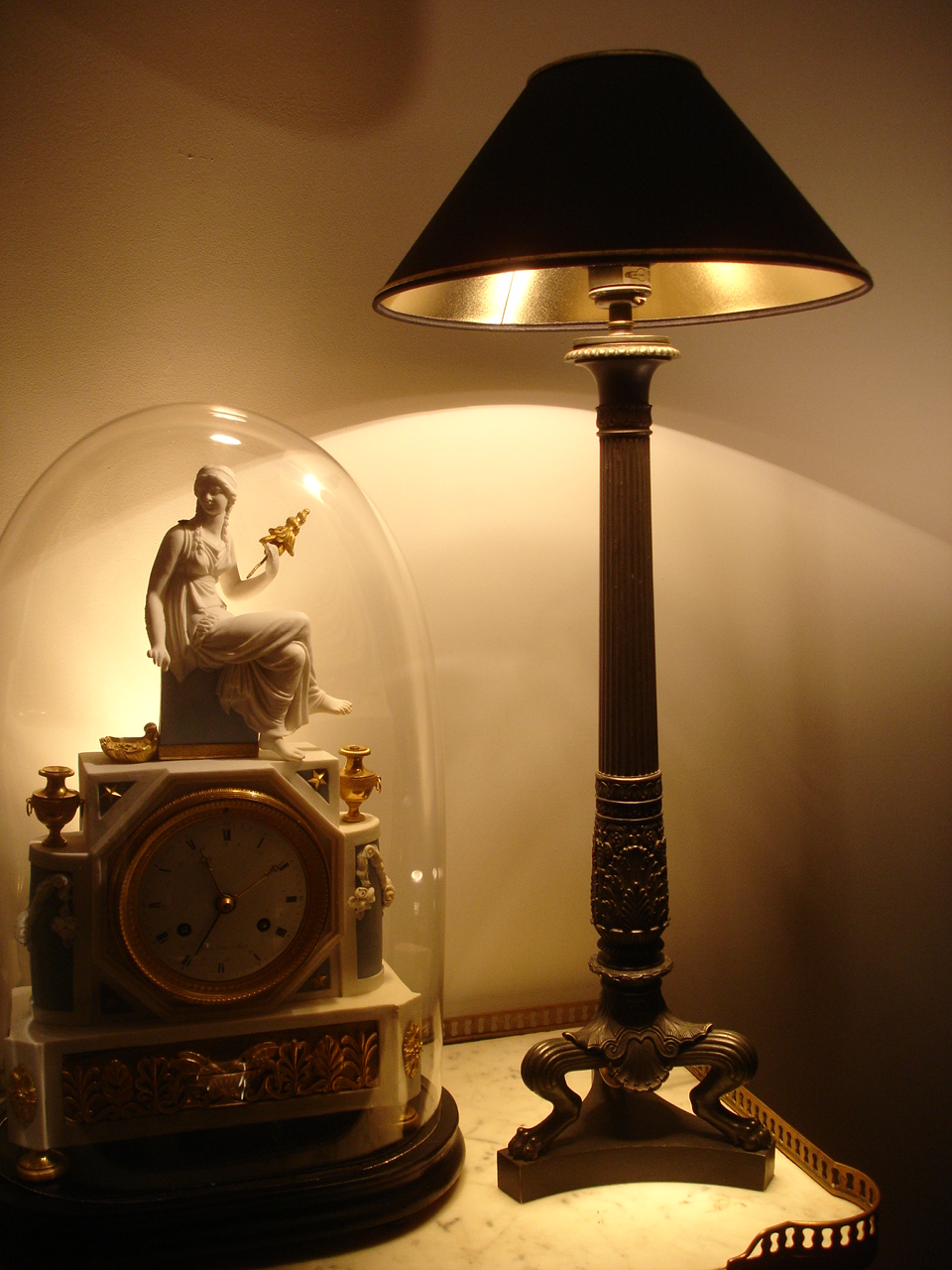 Lampe à poser tripode. XIXe siècle. Catalogue Olivier Berni Intérieurs