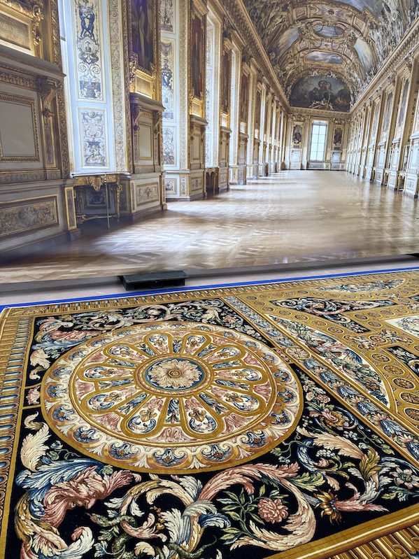 Vue sur grand tapis devant reconstitution grande galerie du Louvre