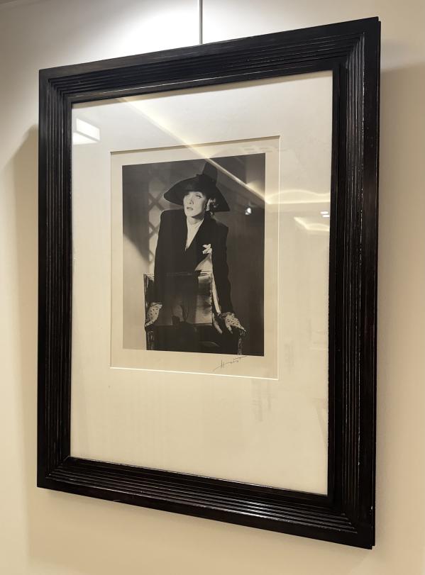 Photographie par Horst P. Horst de « Marlene Dietrich (NYC, 1942) » avec son cadre