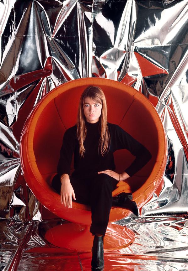 Françoise Hardy dans une « ball chair » du designer finlandais Eero Aarnio Françoise Hardy par Perier dans une « ball chair » du designer finlandais Eero Aarnio