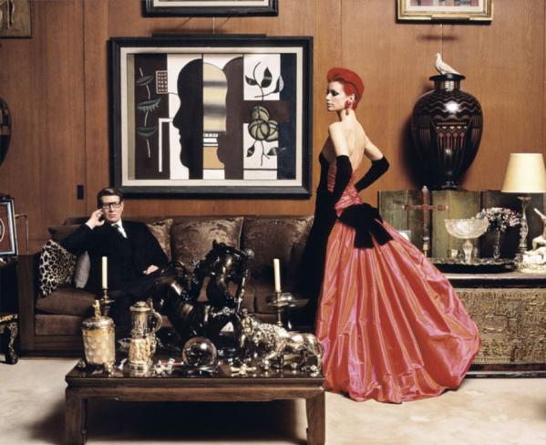 Saint Laurent chez lui. Décoration par Jacques Grange Photo de Yves Saint Laurent chez lui par Jean Marie Perier.