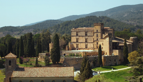 Chateau Lourmarin vaucluse decoration, histoire et architecture 1