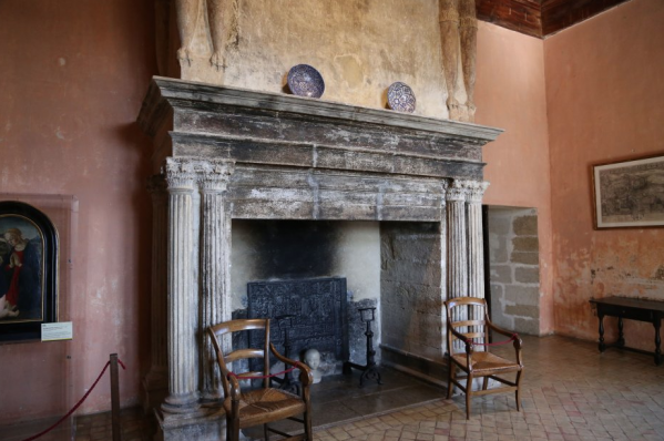 Chateau Lourmarin vaucluse decoration, histoire et architecture 2