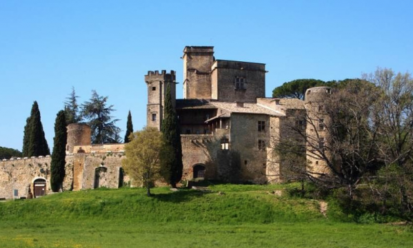 Chateau Lourmarin vaucluse decoration, histoire et architecture 3