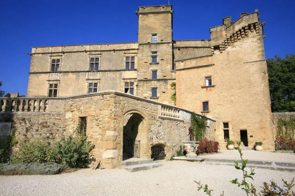 Chateau Lourmarin vaucluse decoration, histoire et architecture 5