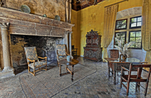 Chateau Lourmarin vaucluse decoration, histoire et architecture 8