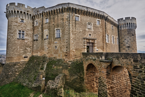 Chateau Suze la rousse histoire et décoration interieur 1