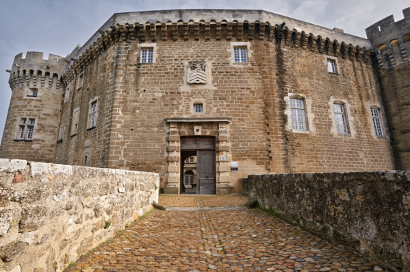 Chateau Suze la rousse histoire et décoration interieur 2