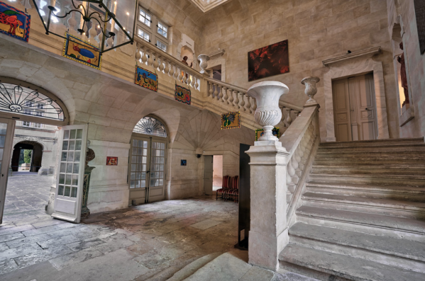 Chateau Suze la rousse histoire et décoration interieur 4