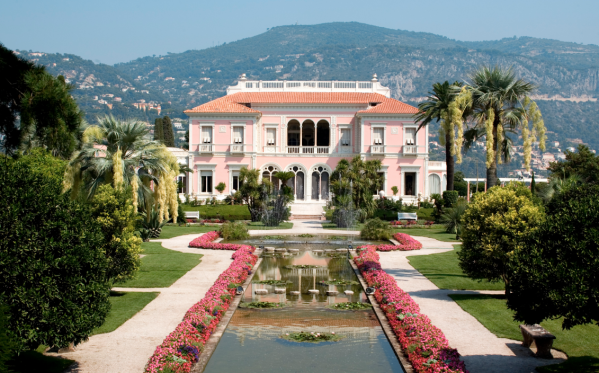 Vue de la villa Ephrussi depuis le jardin à Saint-Jean-Cap-Ferrat
