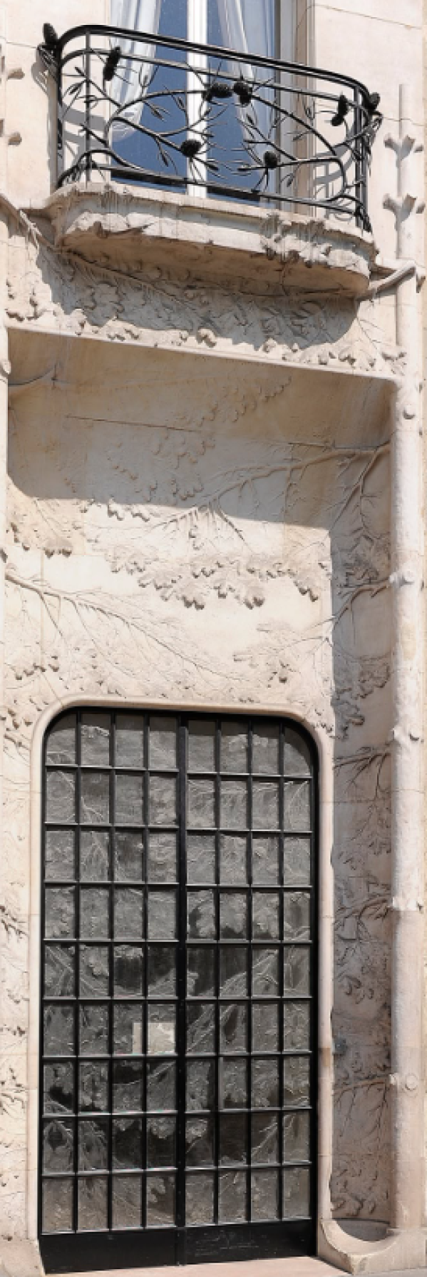 Motifs décoratifs à branches de pins Façade René Lalique Cours Albert 1er Paris Façade René Lalique Cours Albert 1er Paris