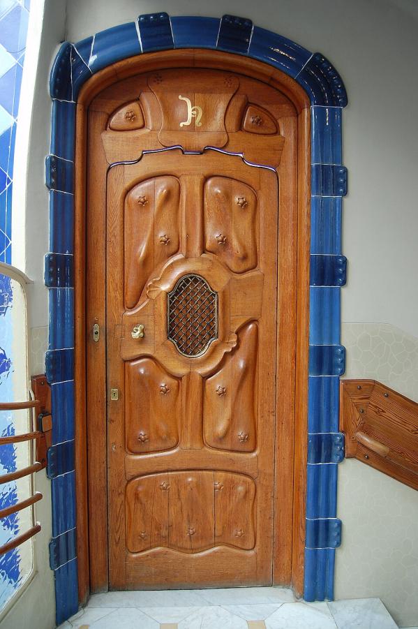 Vue sur porte et chambranle en céramique dessinée par Antonio Gaudi Porte dessinée par l'architecte et décorateur Antoni Gaudi