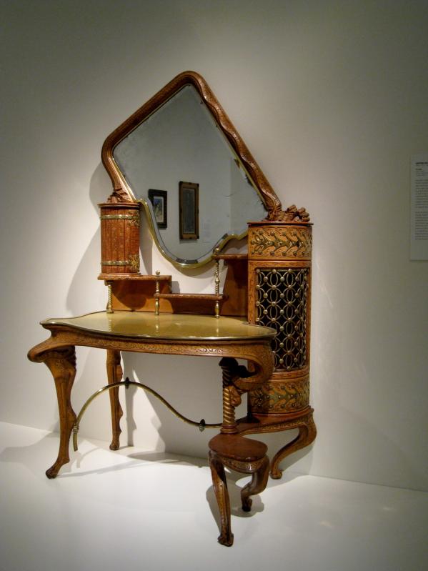 Vue sur du mobilier réalisé poru un projet d'Antoni Gaudi Mobilier dessiné par l'architecte et décorateur Antoni Gaudi