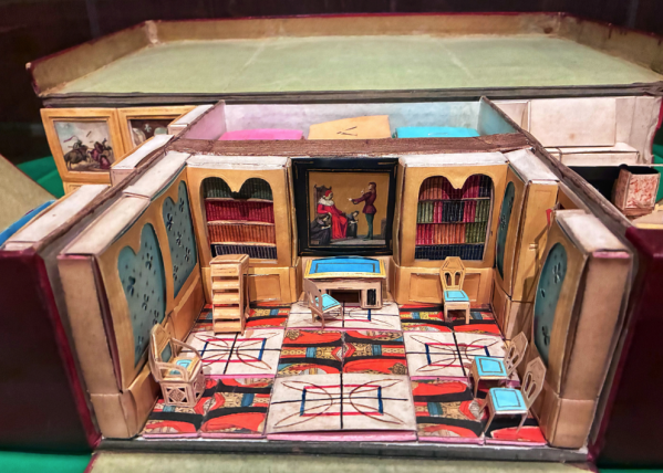 Exposition Hugo Décorateur vue sur Maison de poupée