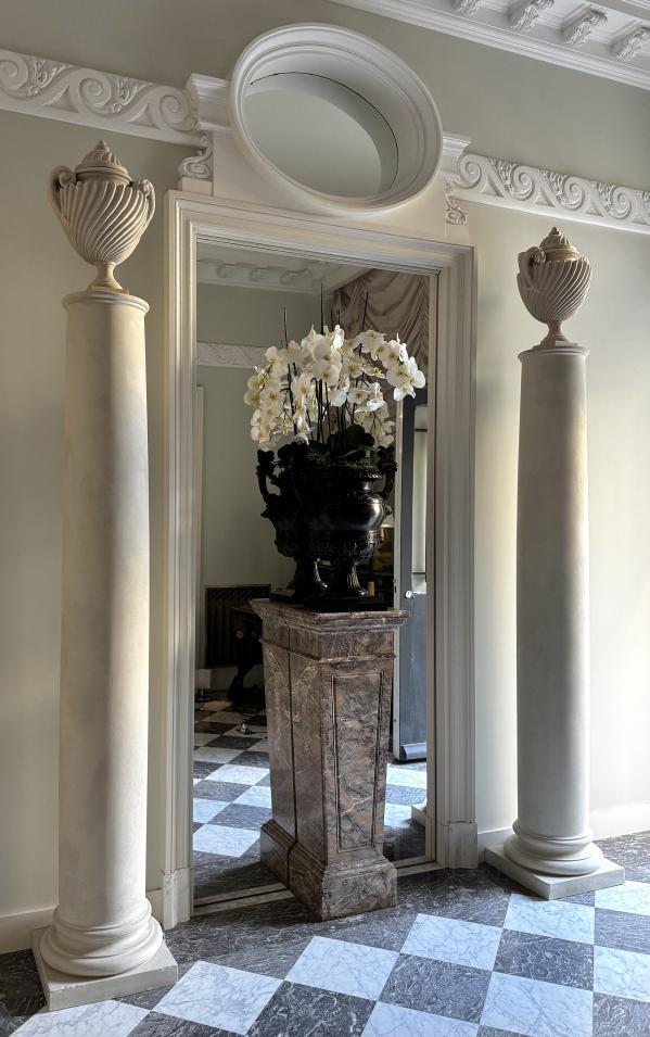 Entrée par Olivier Berni Intérieurs avec paire de colonnes en staff encadrant miroir Entrée par Olivier Berni Intérieurs avec paire de colonnes en staff encadrant miroir
