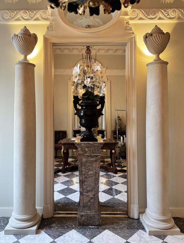 Entrée par Olivier Berni Intérieurs avec paire de colonnes en staff éclairée Entrée par Olivier Berni Intérieurs avec paire de colonnes en staff éclairée