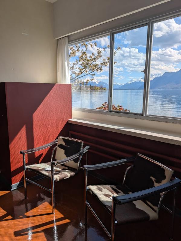 Intérieur Villa Le Lac Le Corbusier 1923 Détail fenêtre Villa Le Lac Le Corbusier en Suisse. Vue sur la première fenêtre panoramique