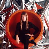 Françoise Hardy par Perier dans une « ball chair » du designer finlandais Eero Aarnio