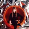 Françoise Hardy par Perier dans une « ball chair » du designer finlandais Eero Aarnio