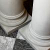 Détail paire de colonnes en staff de style Antique